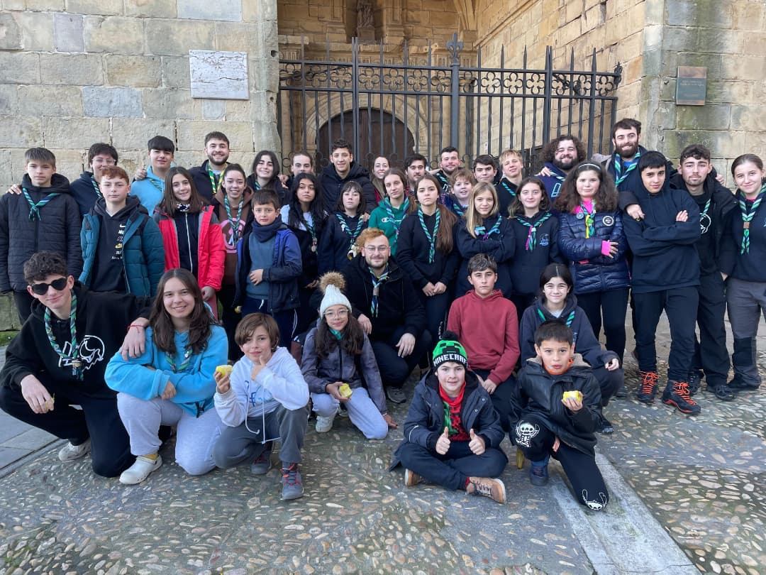 El grupo Andra Mari con sus pañoletas frente a la puerta de la Basílica de Santa María de Portugalete